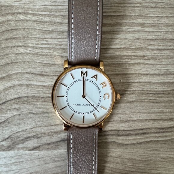 [NEW] Women's Marc Jacobs Roxy Cement Leather Strap Watch - Picture 3 of 5